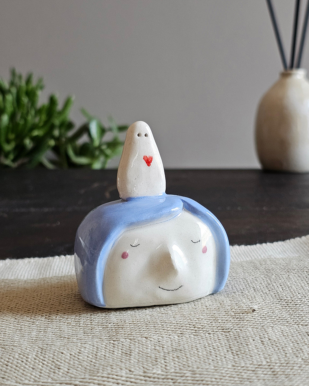 Testina in ceramica bianca della serie Sogni e desideri, fatta a mano a Mirandola