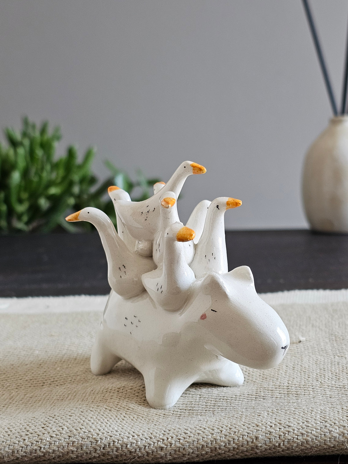 Capibara in ceramica bianca con un'oca in groppa, modellati a mano
