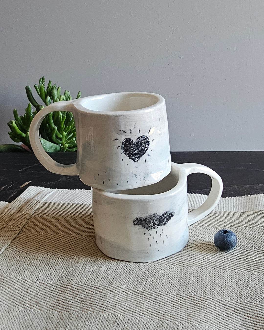 Coppia di tazzine in ceramica bianca con animali modellati a mano, tema inverno