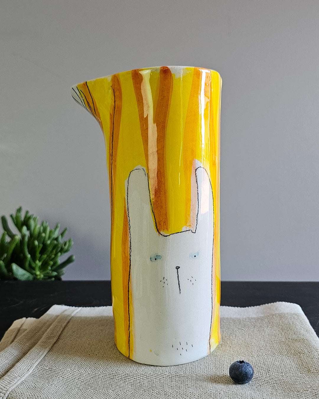 Brocca-teiera alta in ceramica bianca con animali innamorati che si guardano