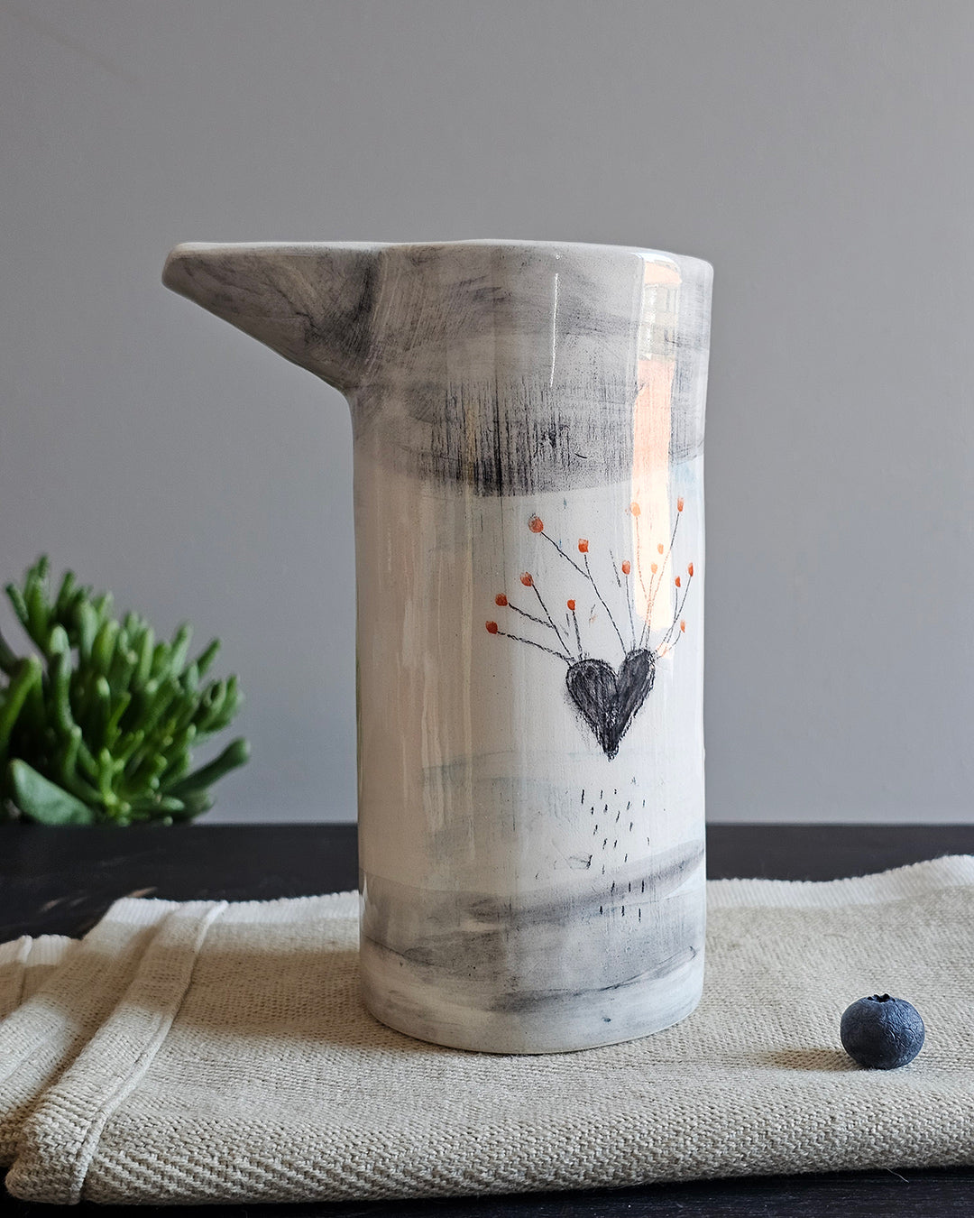 Brocca Inverno in ceramica bianca dai colori freddi, modellata a mano