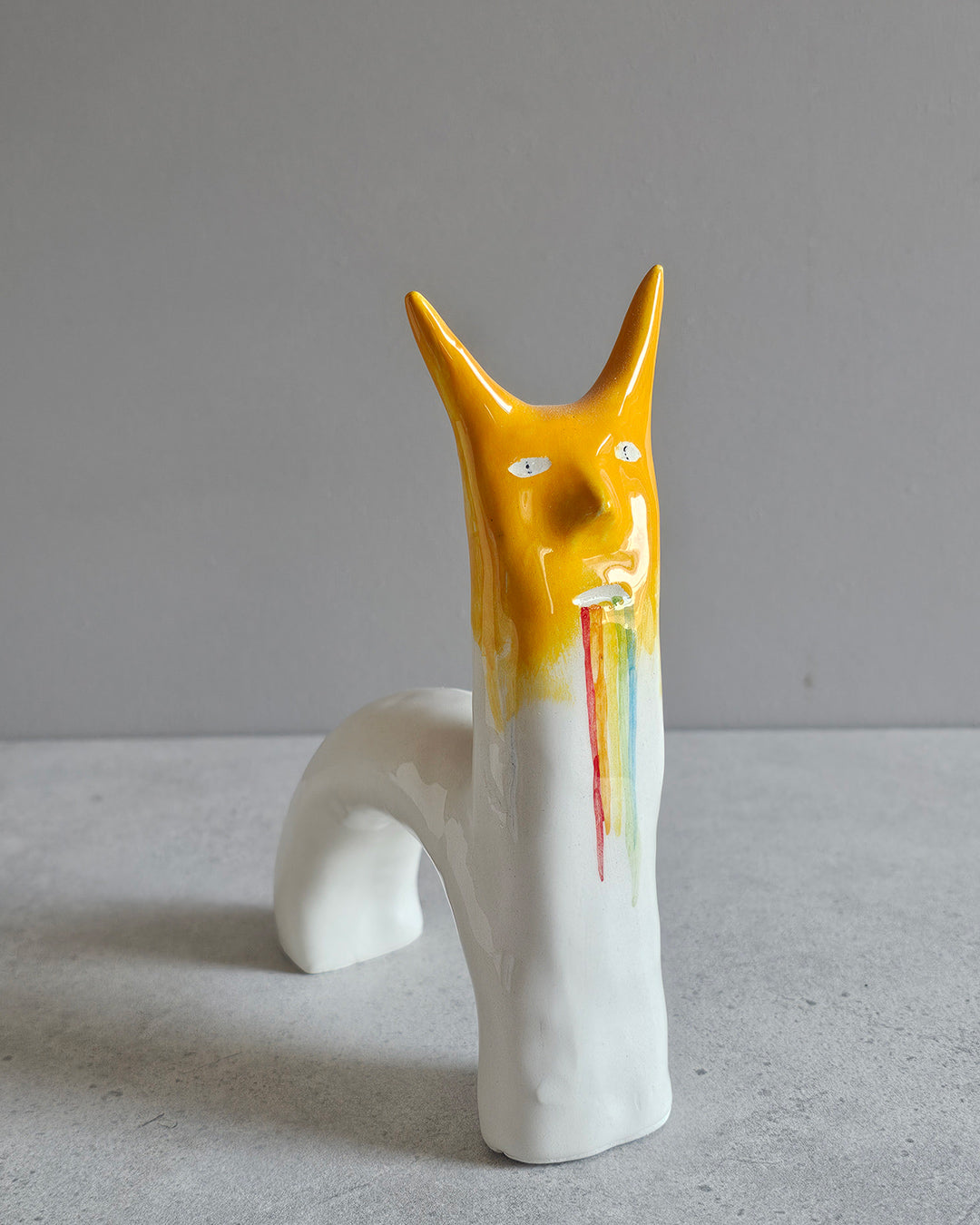 Scultura in ceramica a tema amore eccessivo, decorata e smaltata a mano