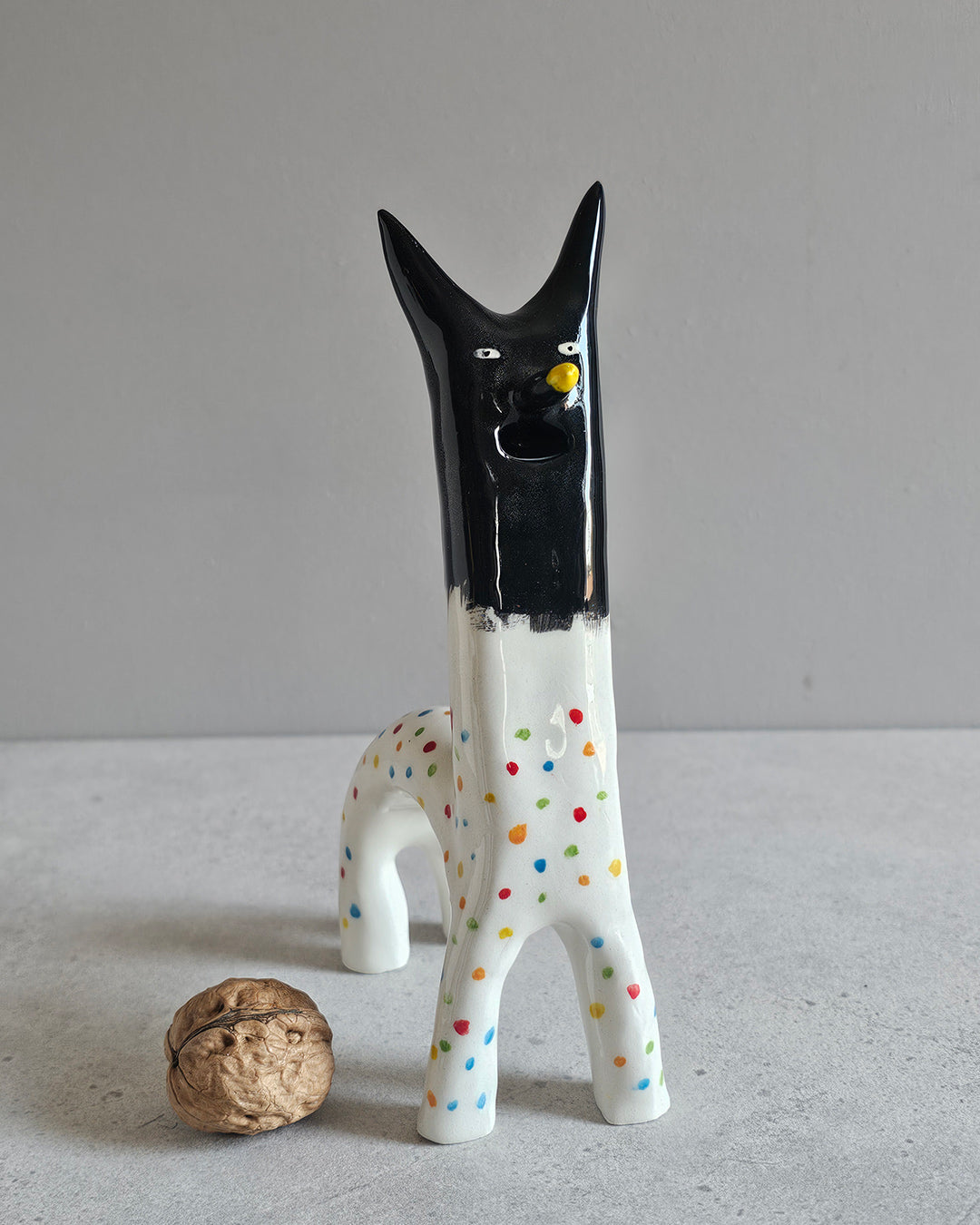 Scultura in ceramica a tema tempo perso sui social, decorata a mano