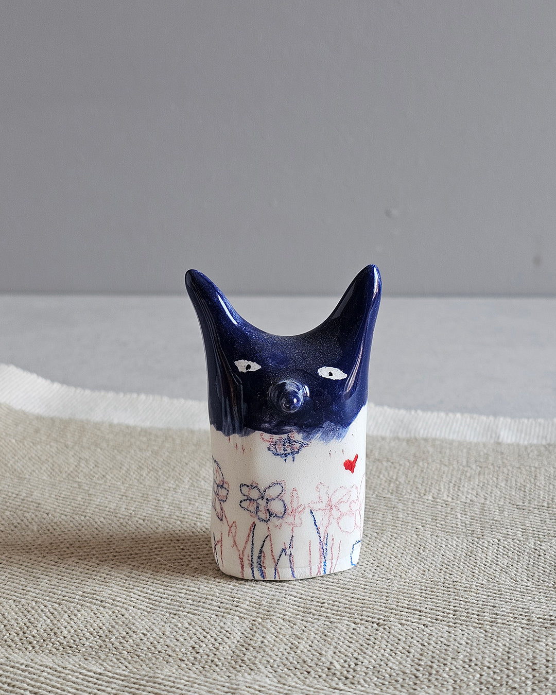 Poverino blu in ceramica con fiori e un cuore rosso, fatto a mano