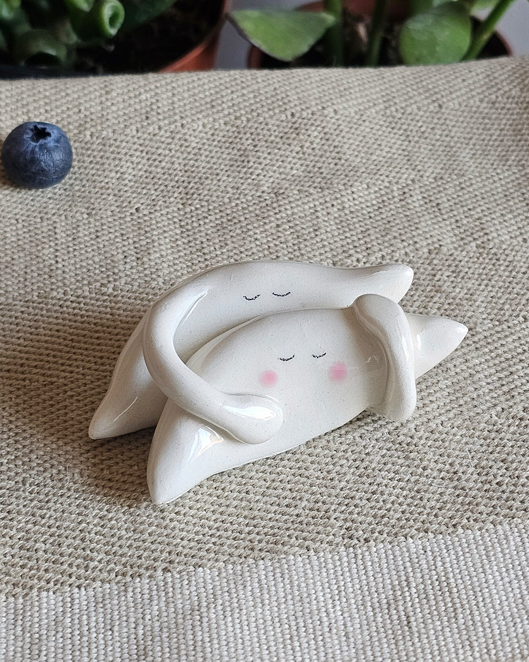 Due fegati in ceramica bianca che si abbracciano, sculture fatte a mano