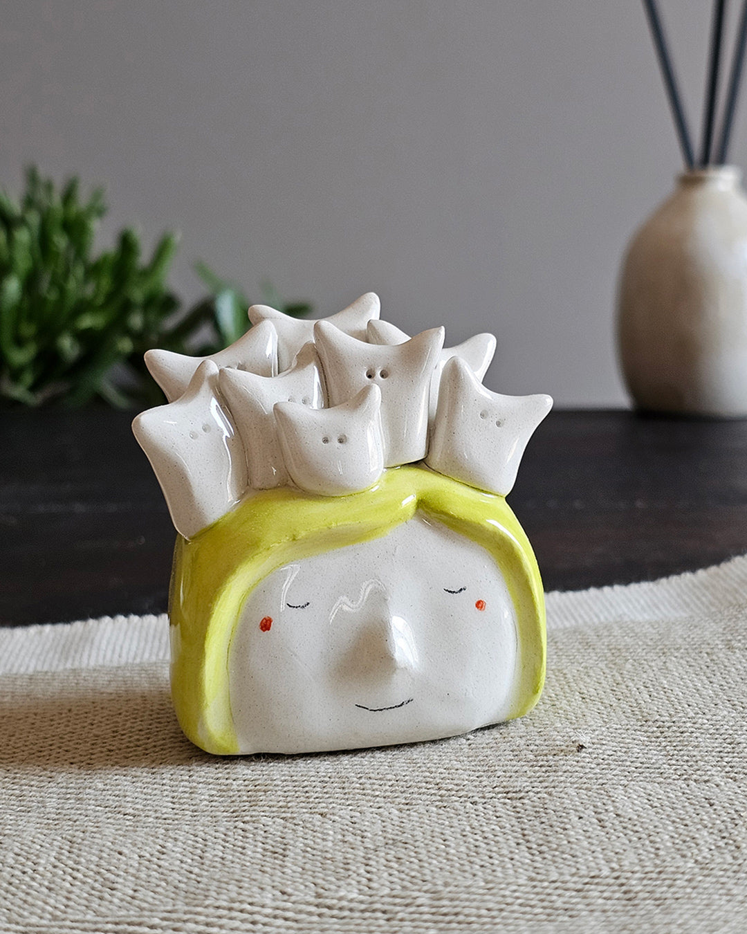 Testina in ceramica bianca con otto gattini allineati sui capelli, fatta a mano