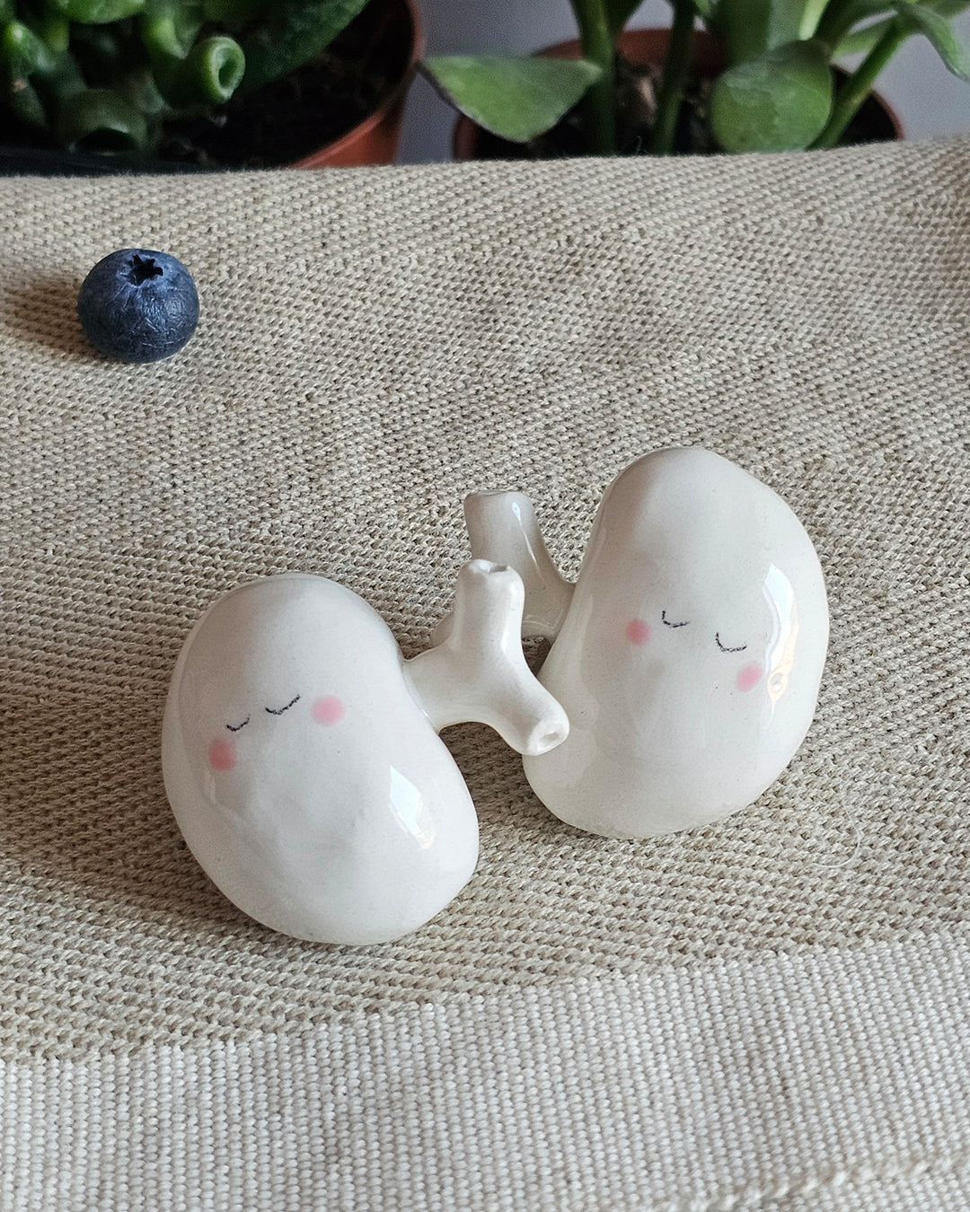 Coppia di reni in ceramica bianca, sculture fatte a mano una per una