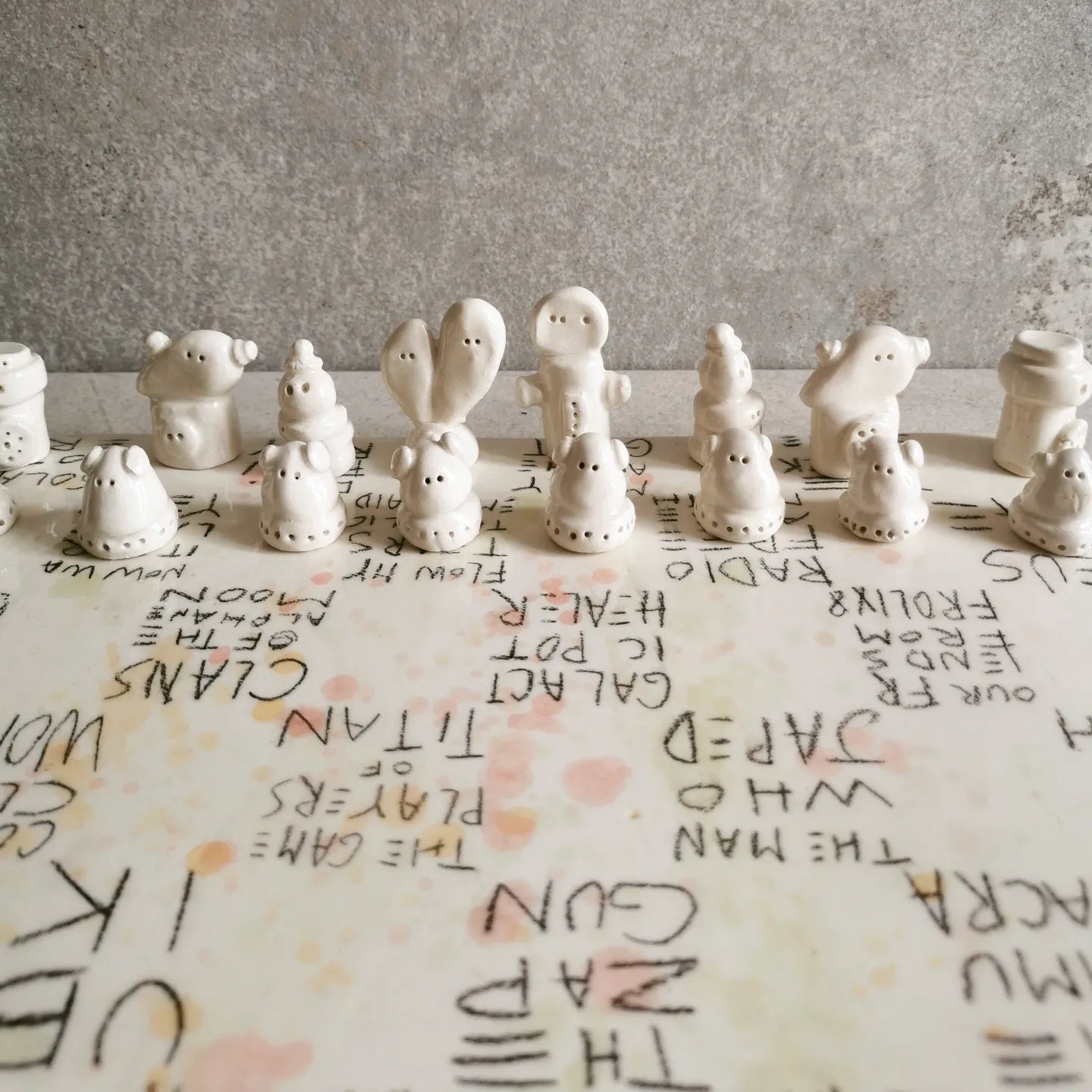 Scacchiera in ceramica ispirata ai romanzi di Philip K. Dick, fatta a mano