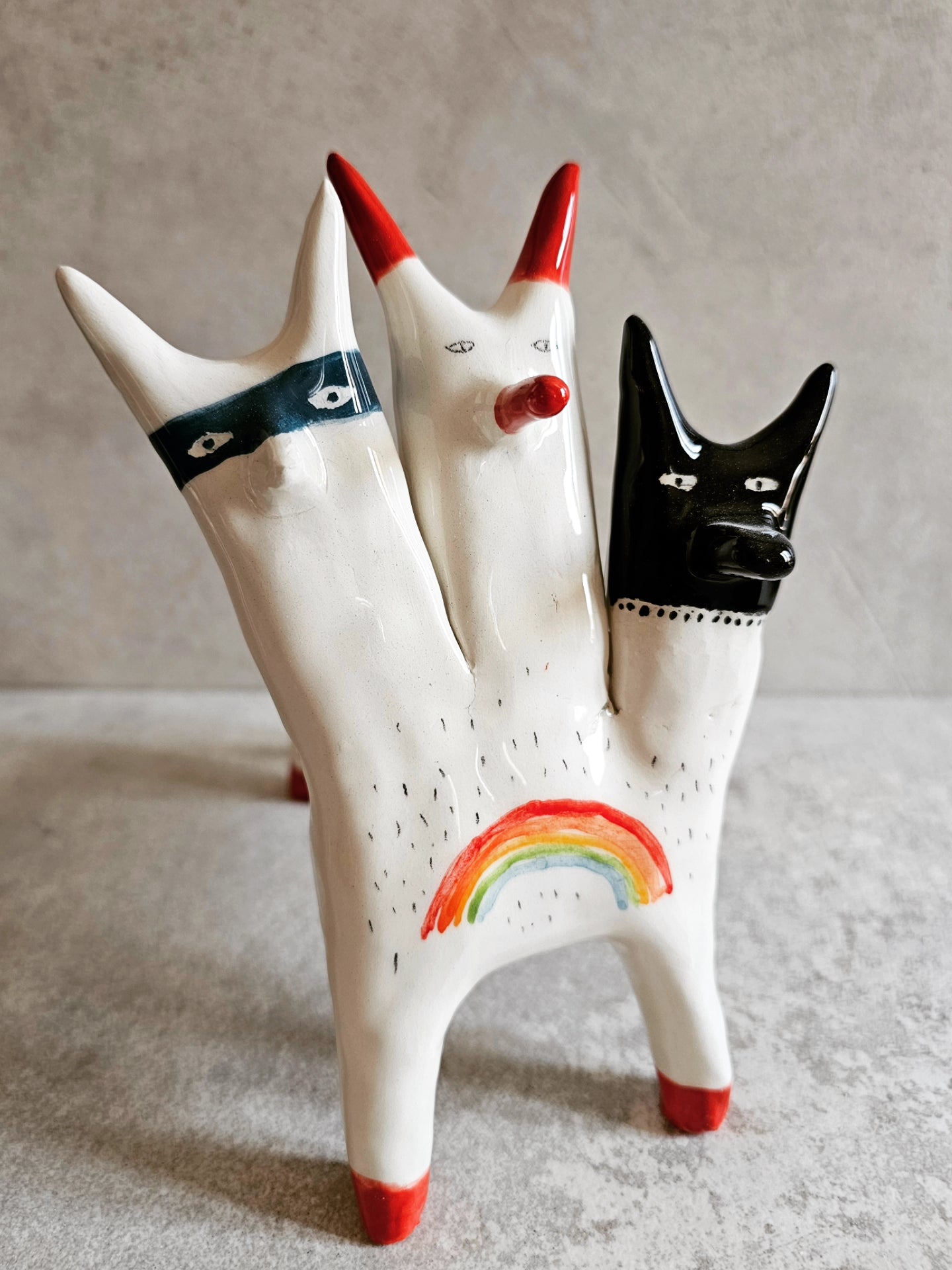 Scultura in ceramica bianca con un arcobaleno dipinto a mano, esemplare unico