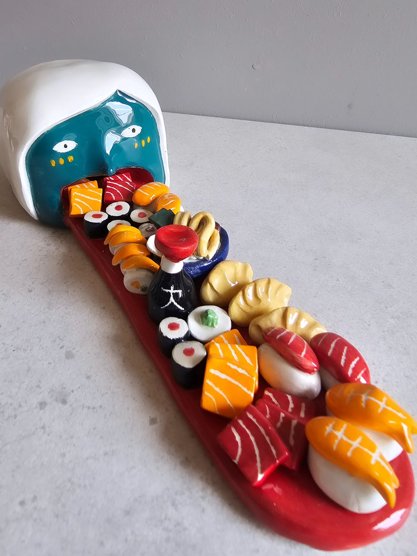 Scultura in ceramica a tema sushi, decorata e smaltata a mano