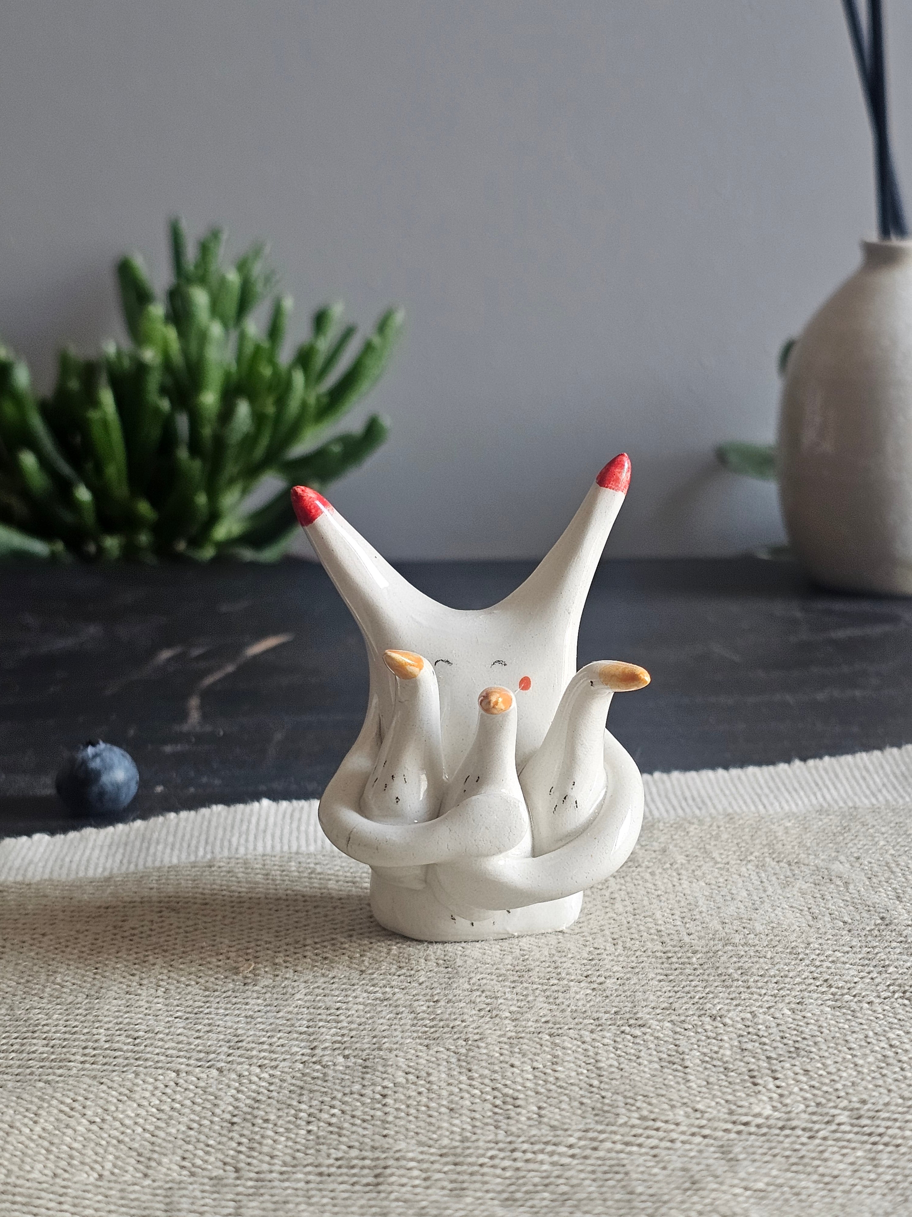Oca in ceramica bianca con il collo inclinato, modellata a mano