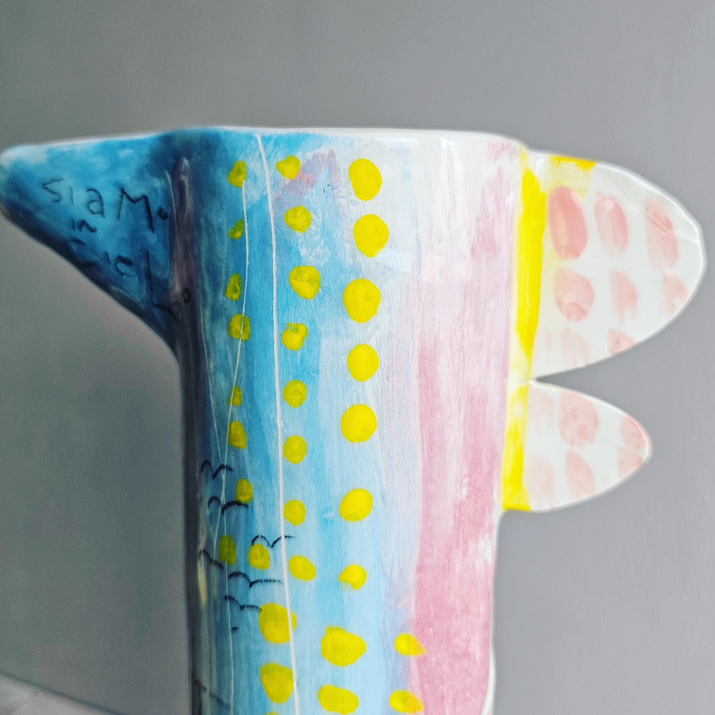 Brocca-vaso in ceramica bianca con texture e griglie grafiche dipinte a mano