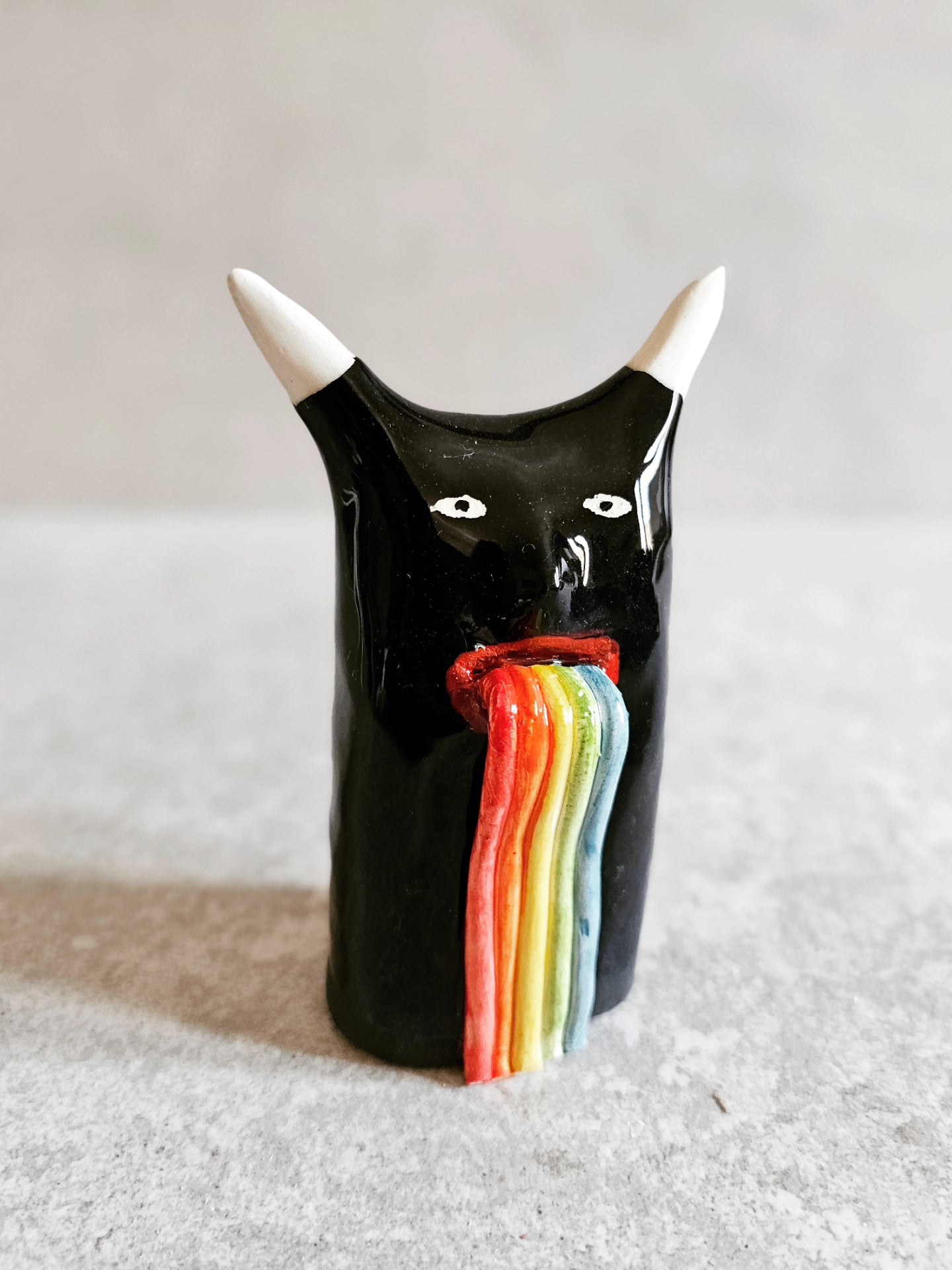 Piccola scultura in ceramica bianca di una figura spaventata dalla felicità