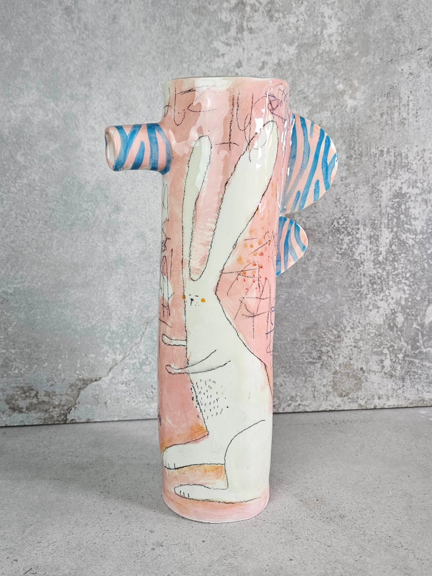 Alta brocca in ceramica bianca decorata a mano, circa 30 cm