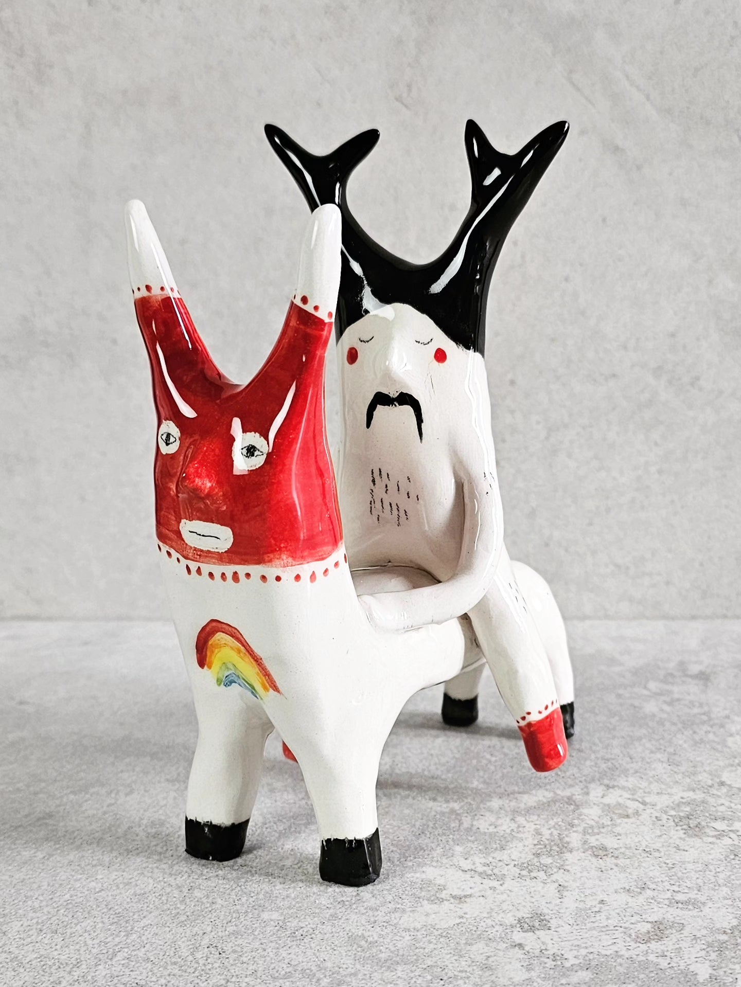 Scultura in ceramica bianca di una figura che si fa portare via dalla felicità