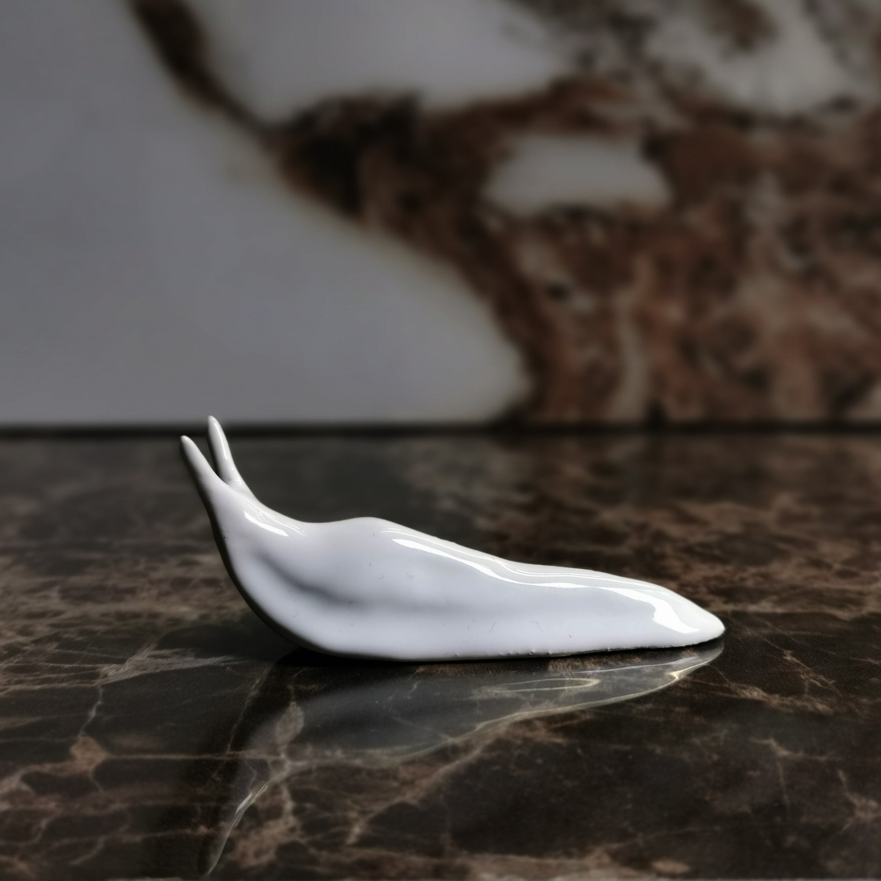 Lumaca in ceramica bianca su sfondo neutro — Wasetti