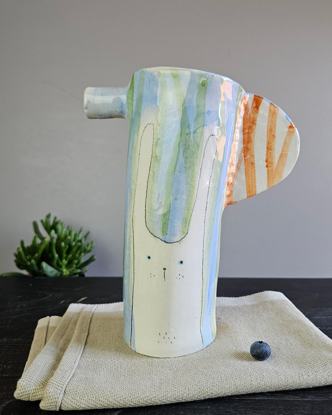 Brocca-teiera in ceramica bianca con molti animali innamorati modellati a mano