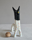 Scultura in ceramica a tema tempo perso sui social, decorata a mano