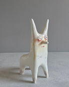 Scultura in ceramica a tema amore mancato, decorata e smaltata a mano