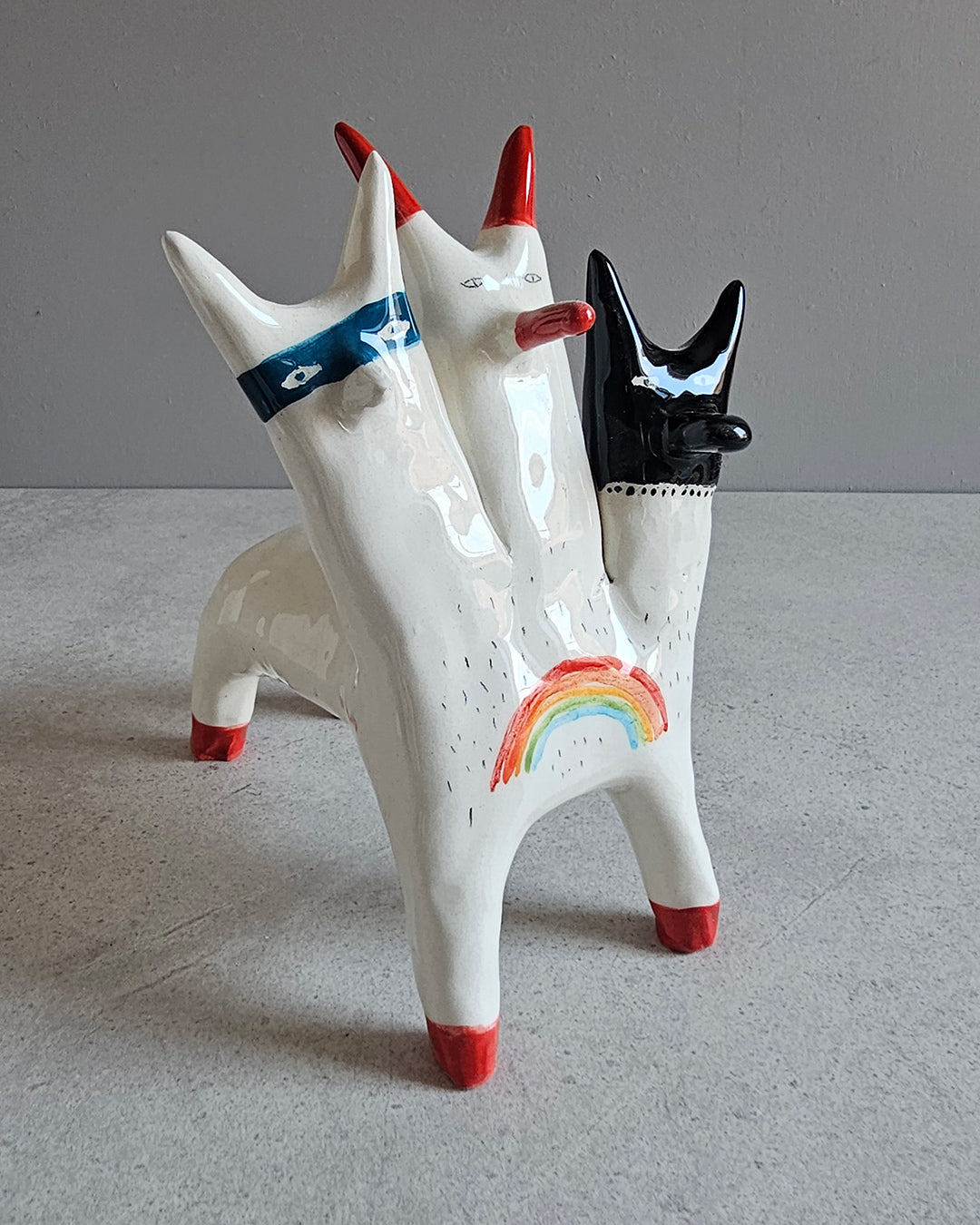 Scultura in ceramica con tre personalità che convivono nello stesso soggetto