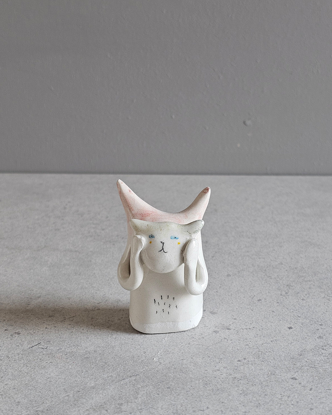 Scultura in ceramica di una figura che nasconde i propri sentimenti