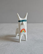 Scultura in ceramica di una figura felice che non vuole darlo a vedere
