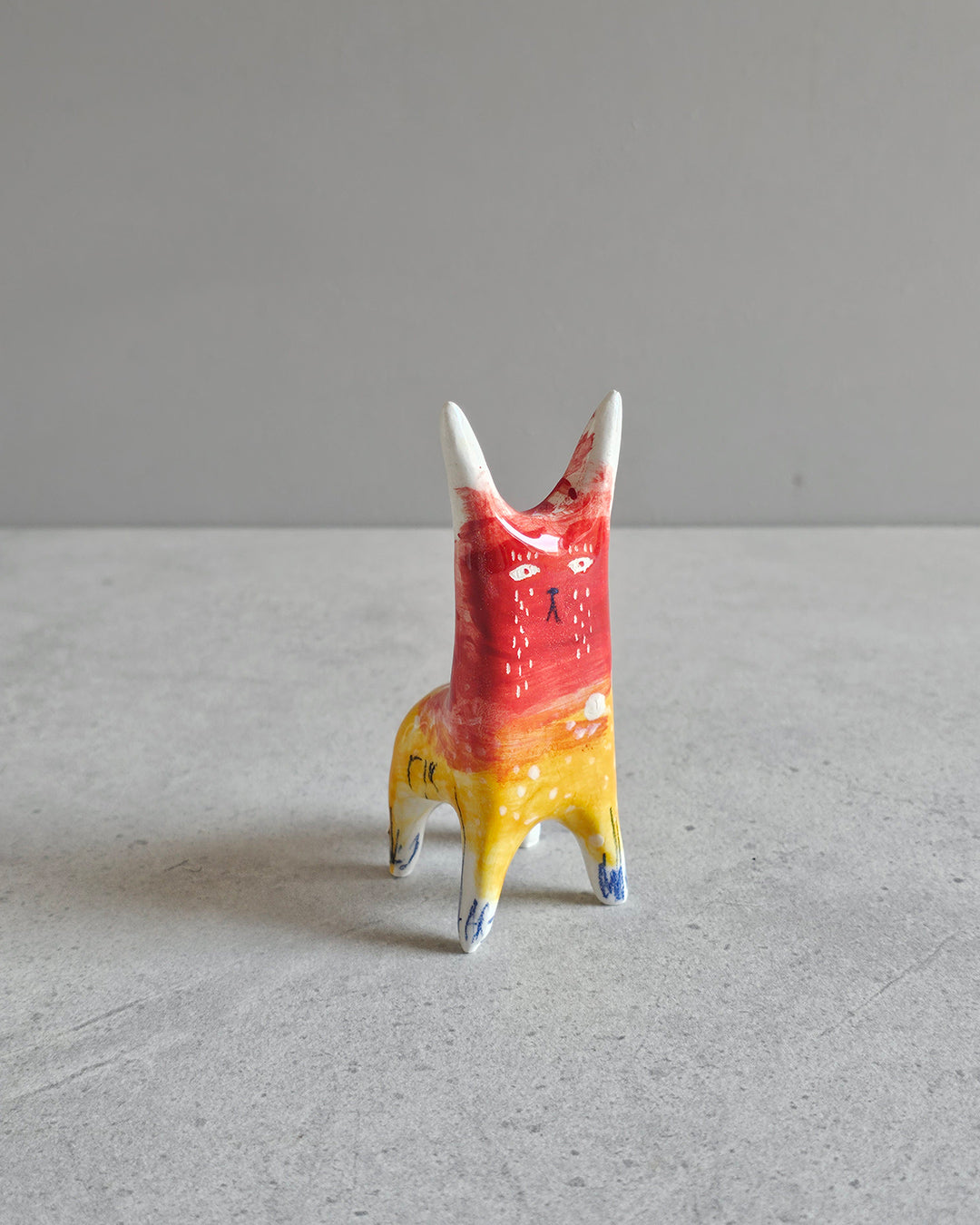 Scultura in ceramica di una figura che brucia di voglia di vivere