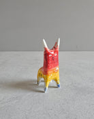 Scultura in ceramica di una figura che brucia di voglia di vivere
