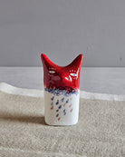 Poverino in ceramica che piange lacrime blu e rosse, fatto a mano