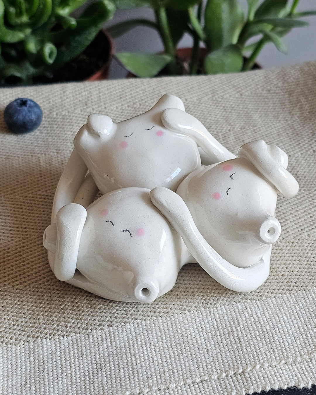 Tre cuori in ceramica bianca appoggiati vicini, fatti a mano, serie Organi