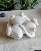 Tre cuori in ceramica bianca appoggiati vicini, fatti a mano, serie Organi
