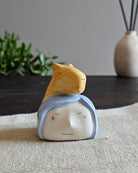 Testina in ceramica bianca con un capibara modellato a mano appoggiato in testa