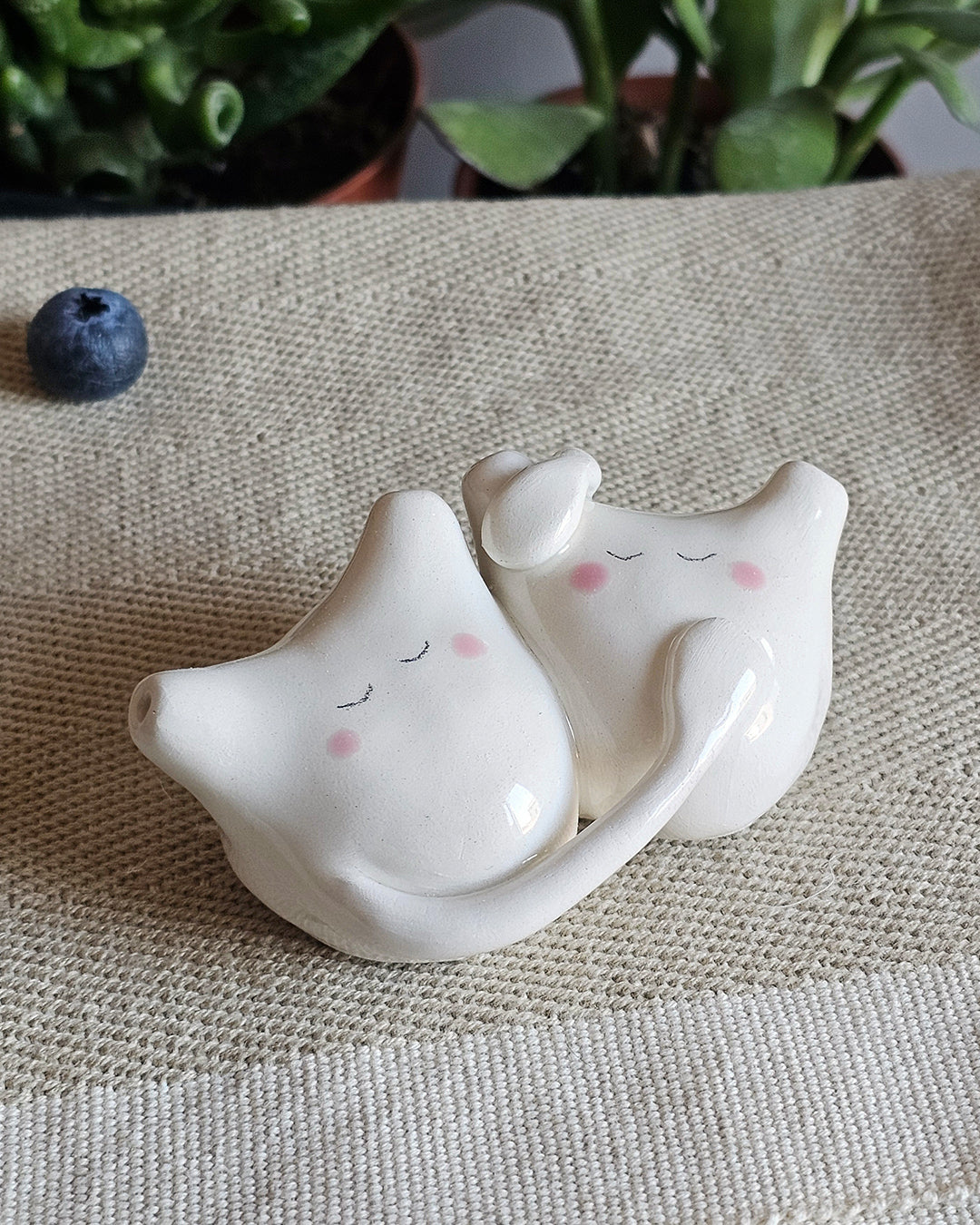 Due cuori in ceramica bianca affiancati, modellati a mano uno per uno
