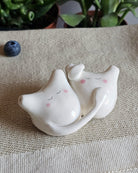 Due cuori in ceramica bianca affiancati, modellati a mano uno per uno
