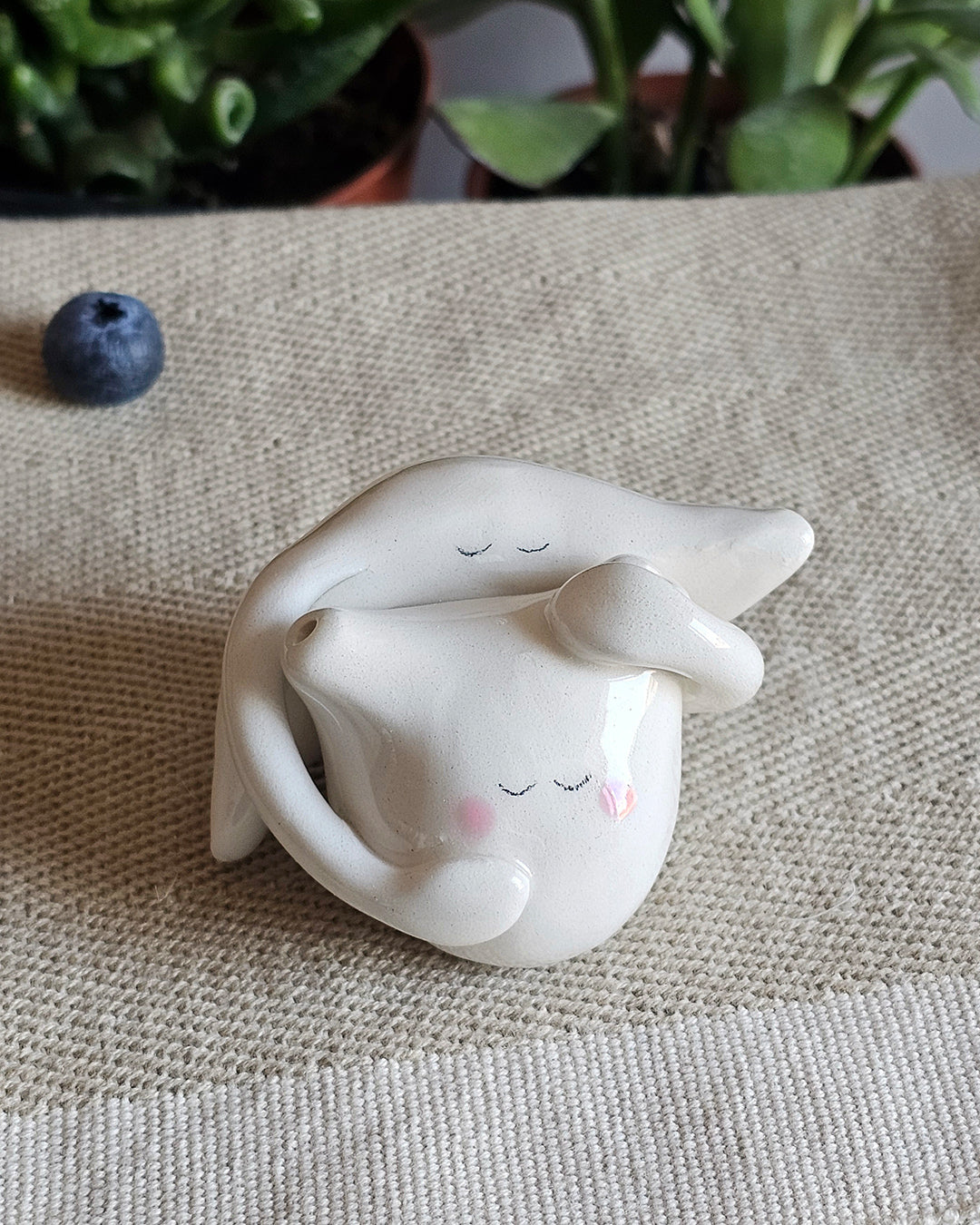 Fegato e cuore in ceramica bianca affiancati, sculture fatte a mano