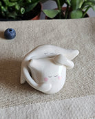 Fegato e cuore in ceramica bianca affiancati, sculture fatte a mano