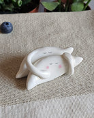 Due fegati in ceramica bianca che si abbracciano, sculture fatte a mano