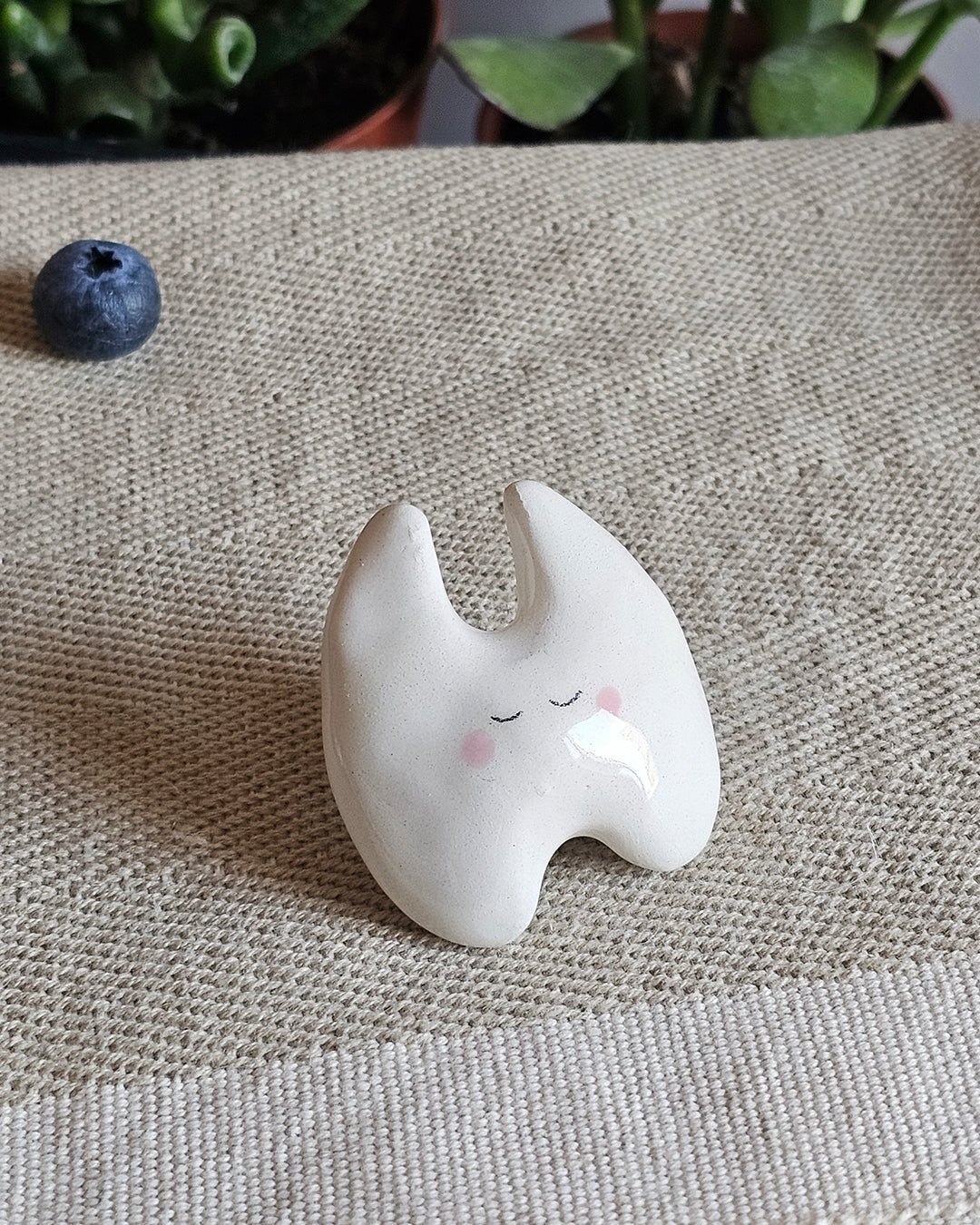 Tiroide in ceramica bianca a forma di farfalla, scultura fatta a mano