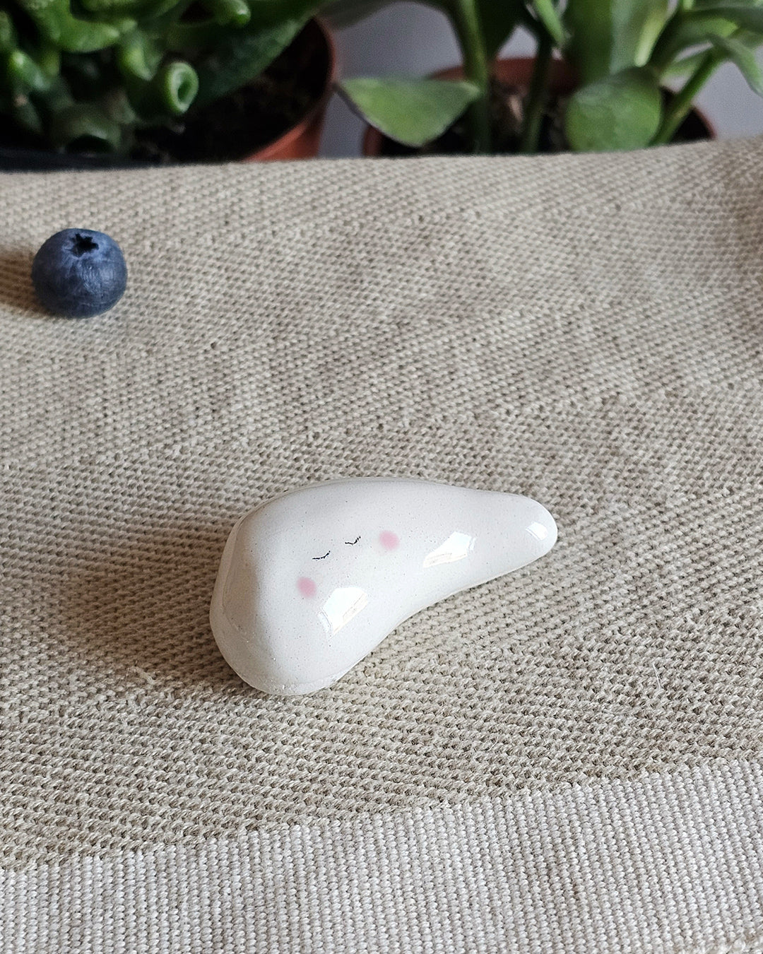 Pancreas in ceramica bianca dalla forma allungata, scultura fatta a mano