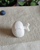 Rene in ceramica bianca a forma di fagiolo, scultura fatta a mano