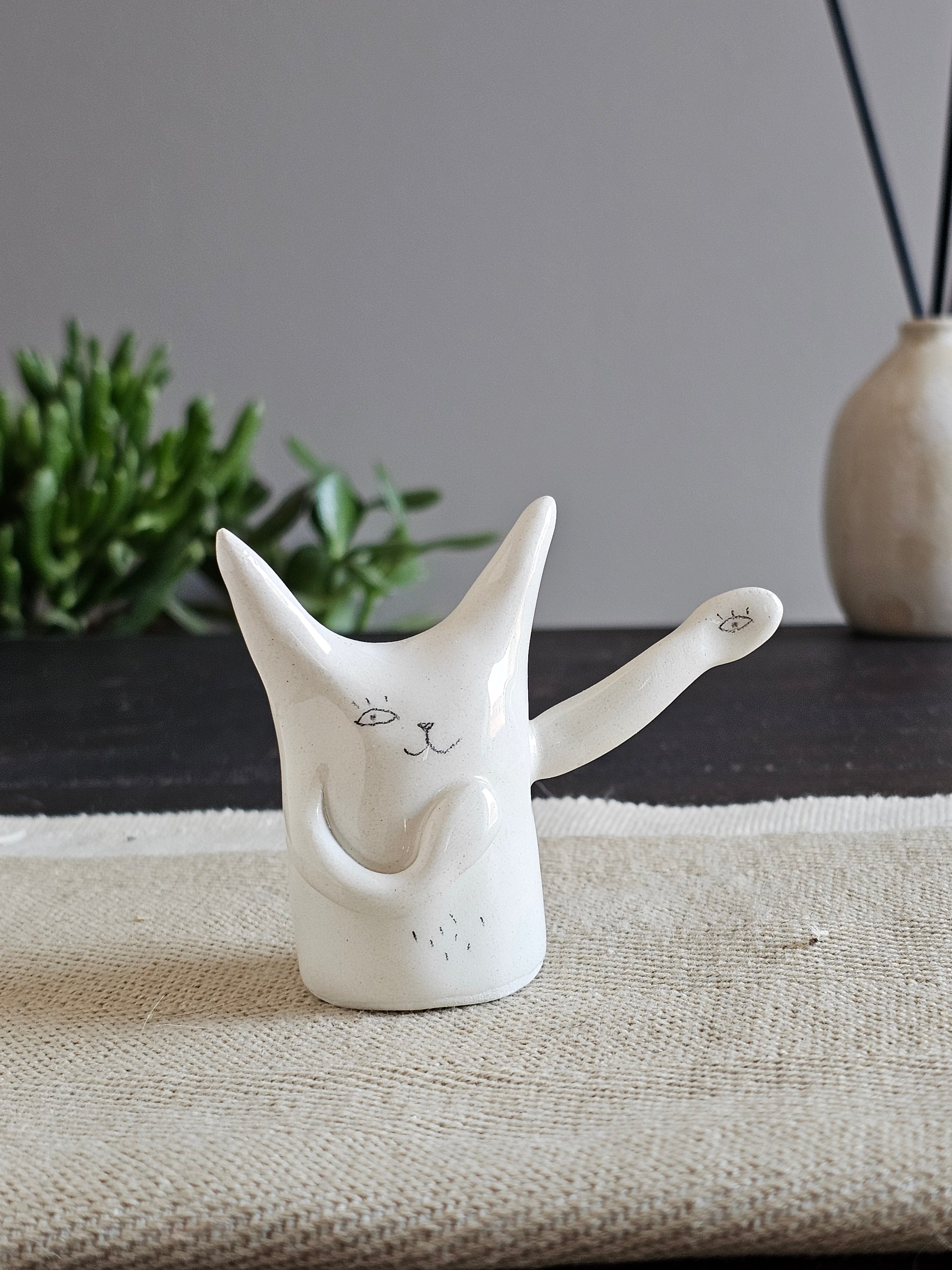 Scultura in ceramica bianca con lo sguardo rivolto in avanti, oltre l'ostacolo
