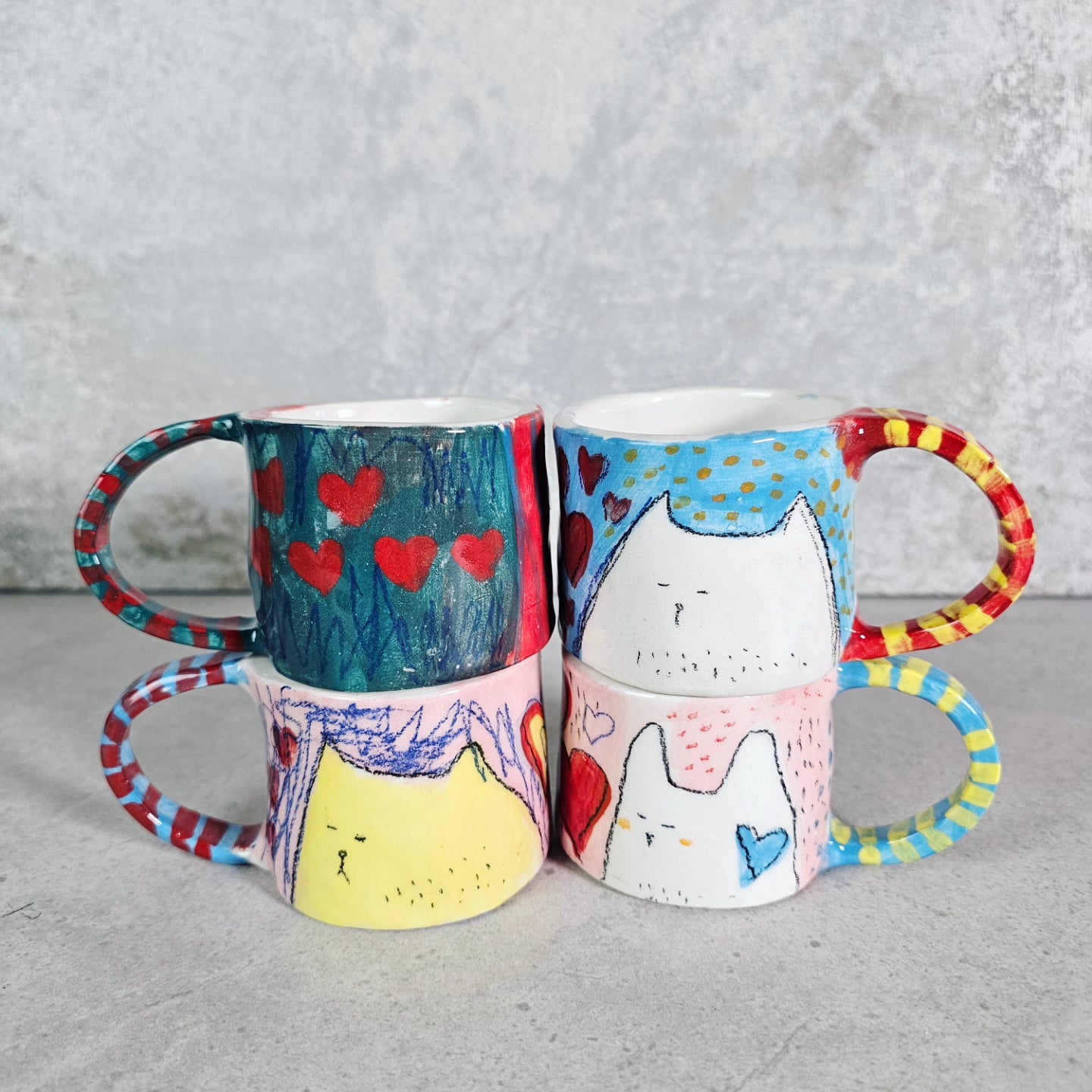 Set di quattro tazzine in ceramica bianca con animali innamorati, dipinte a mano