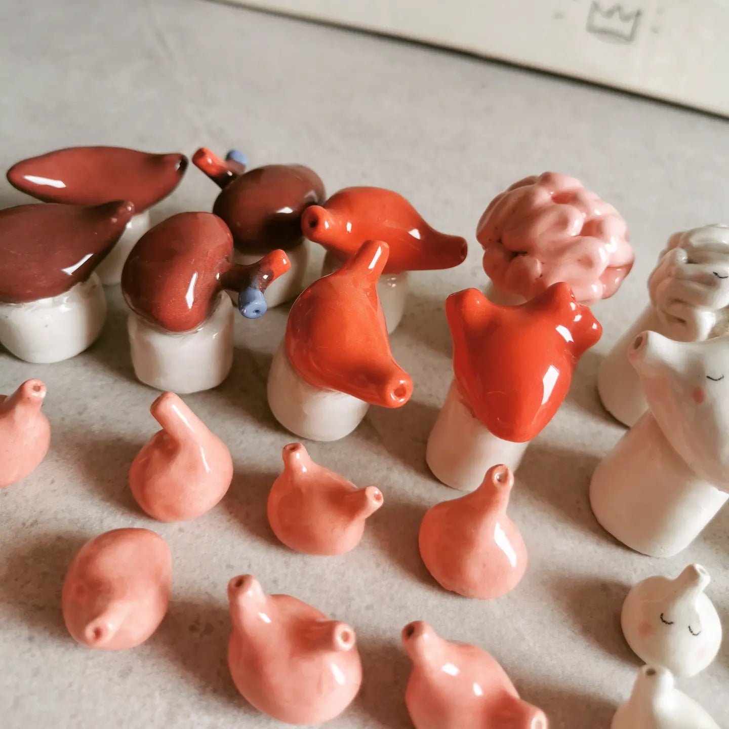 Scacchiera in ceramica con pezzi a forma di organi: cuori, cervelli, fegati e reni