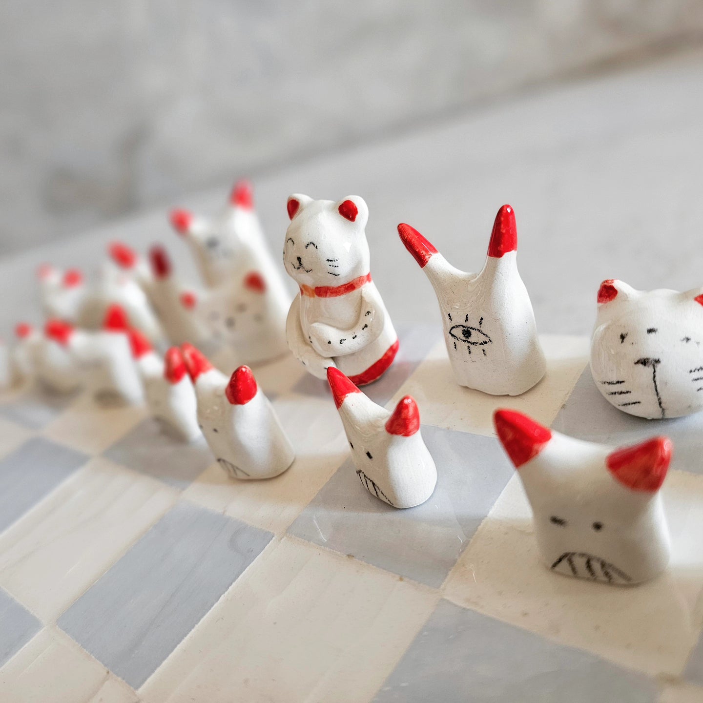 Scacchiera in ceramica fatta a mano con pezzi a tema Asia: templi, montagne, sushi e draghi