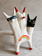Scultura in ceramica bianca con un arcobaleno dipinto a mano, esemplare unico
