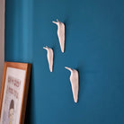 Tre lumache in ceramica bianca appese in fila — set Wasetti