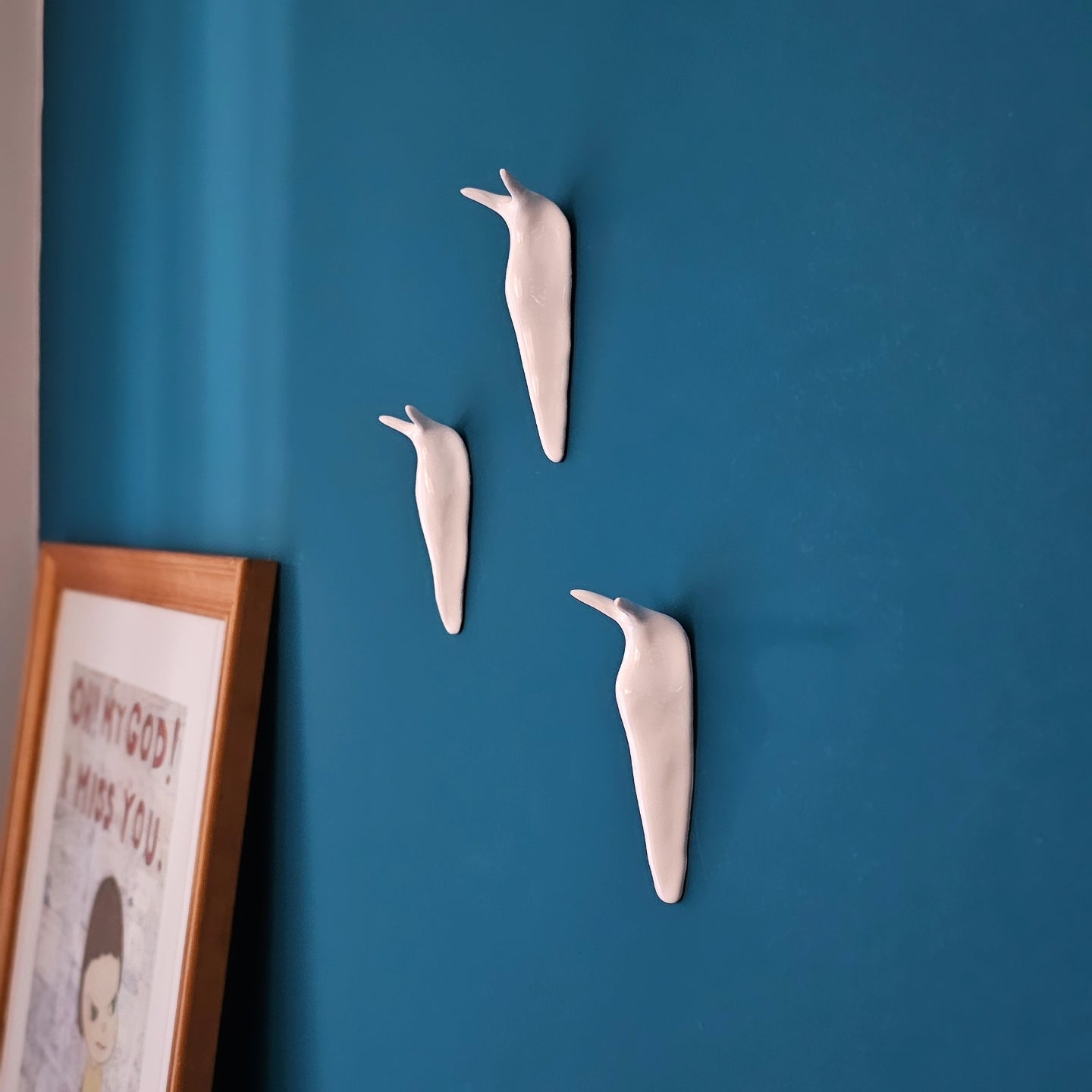 Tre lumache in ceramica bianca appese in fila — set Wasetti