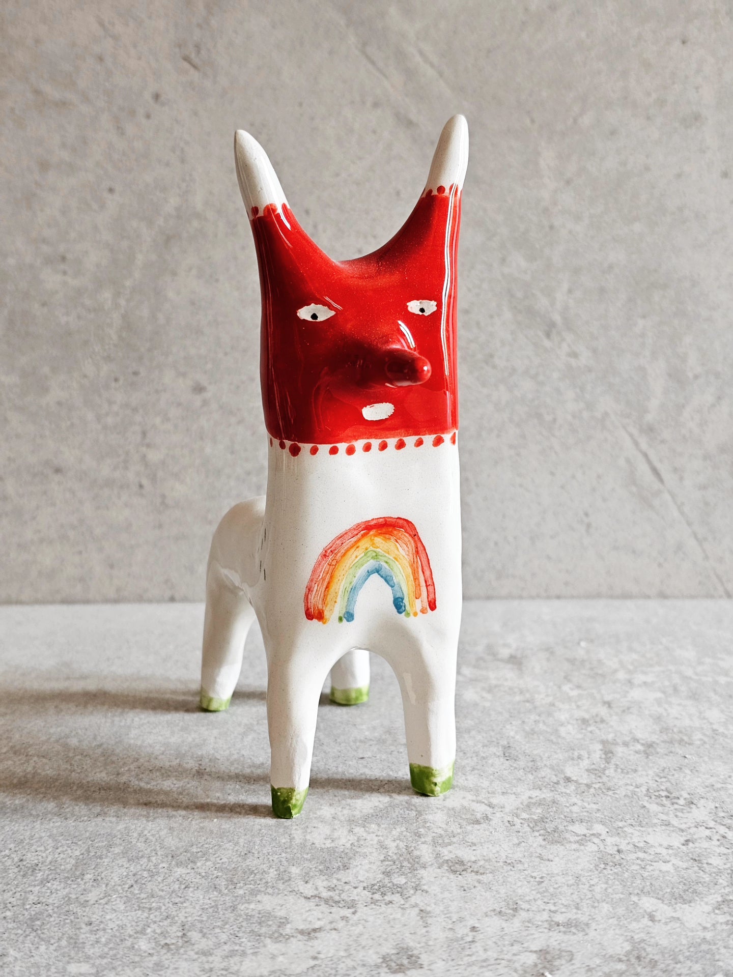 Scultura in ceramica bianca con arcobaleno, decorata e smaltata a mano