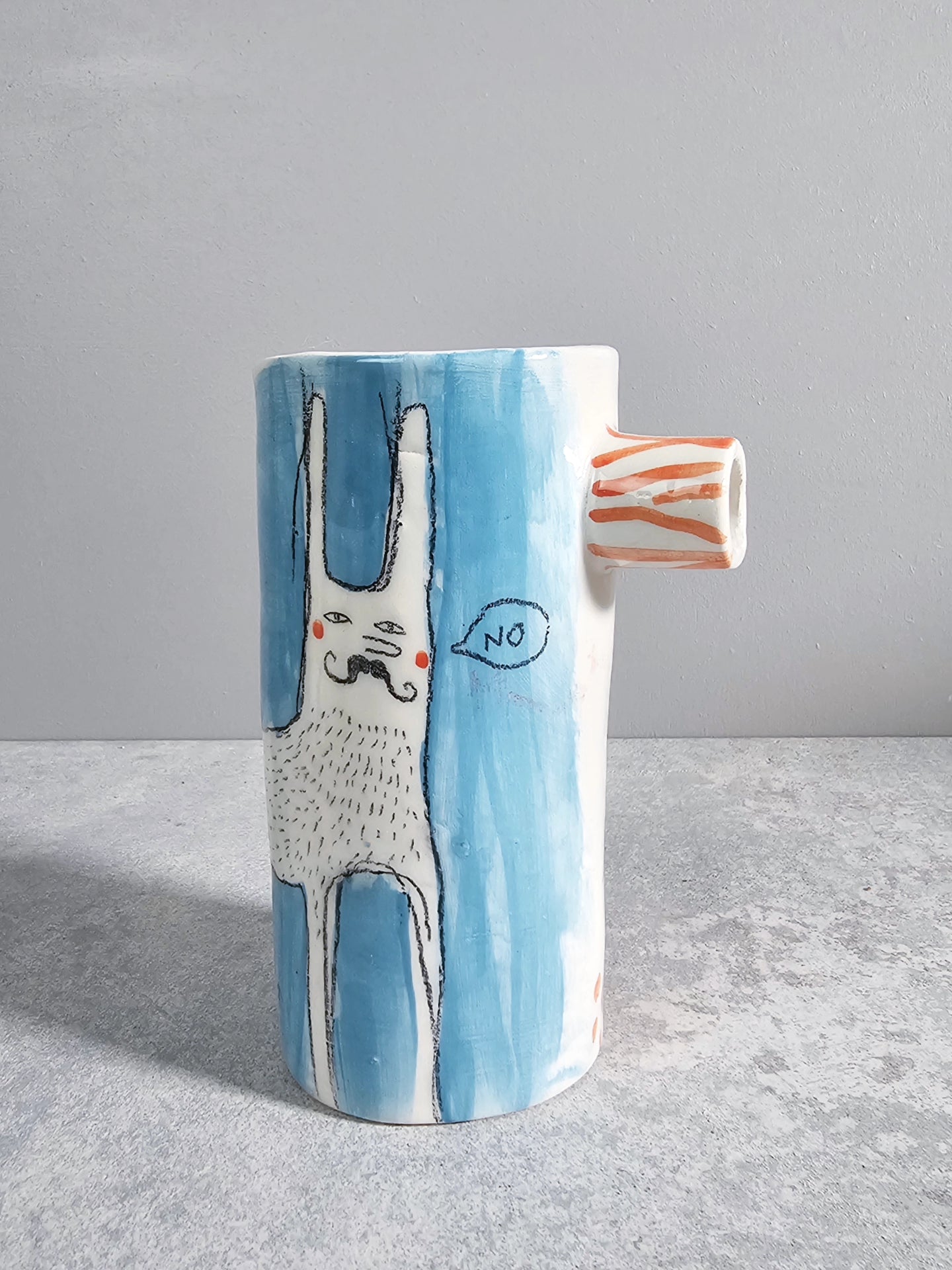 Brocca NO in ceramica bianca, decorata e smaltata a mano