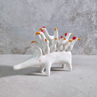 Scultura in ceramica bianca a tema oche, decorata e smaltata a mano